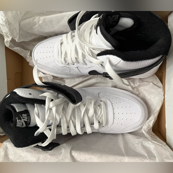 Air Force 1 High ‘07 - Picture 2 of 4